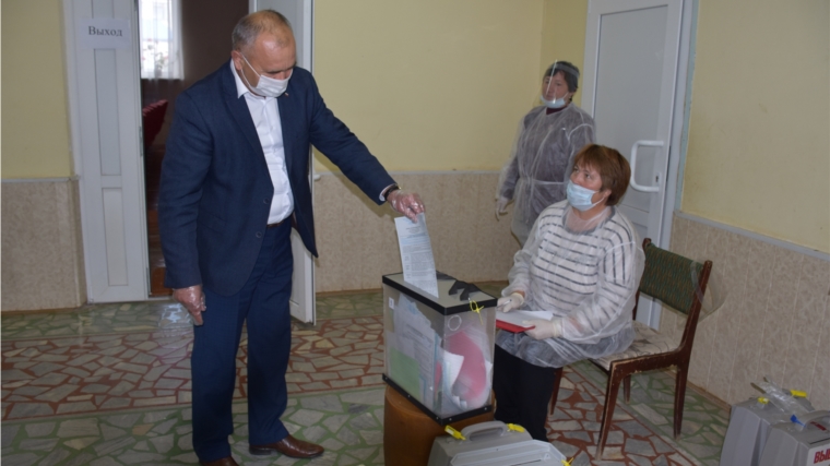 Глава администрации района А.Н. Кузнецов проголосовал на выборах Главы Чувашской Республики и в органы местного самоуправления